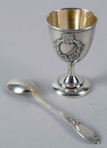 1 - COQUETIER en argent et vermeil orné d'un...