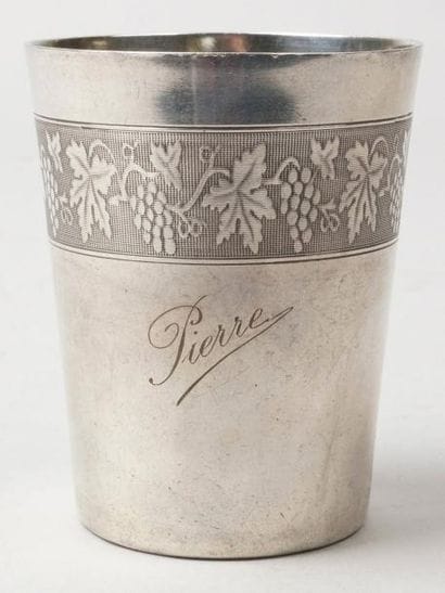 TIMBALE GOBELET en argent à décor de frise...