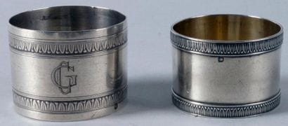 DEUX RONDS DE SERVIETTE en argent à décor...