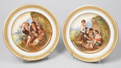 PAIRE D'ASSIETTES en porcelaine de Limoges...