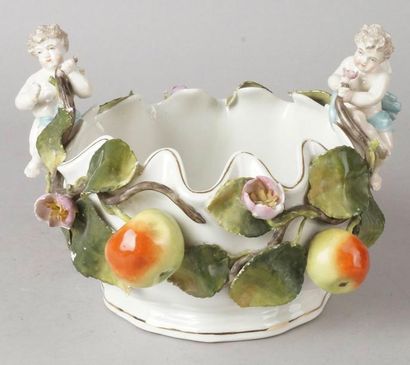 RAFRAÎCHISSOIR À VERRES à bord lobé en porcelaine,...
