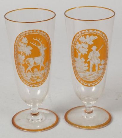 PAIRE DE VERRES SUR PIED en cristal de Bohème...