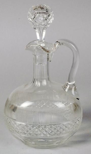 CARAFON à anse et son bouchon en cristal...