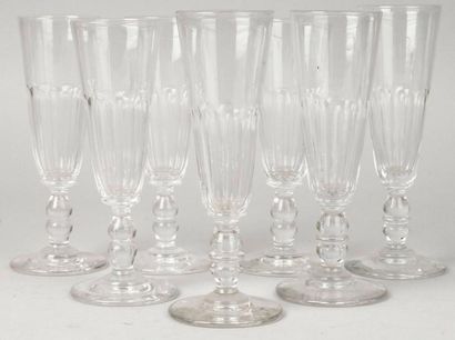 SUITE DE SEPT FLÛTES À CHAMPAGNE en cristal...