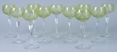 SUITE DE ONZE VERRES À VIN DU RHIN en cristal...