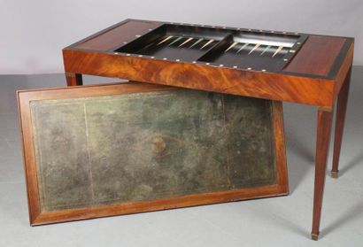 TABLE TRIC-TRAC en acajou et placage d'acajou...