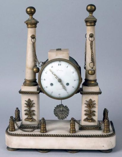 PENDULE PORTIQUE en marbre blanc et bronze...