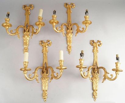 SUITE DE QUATRE APPLIQUES de style Louis...