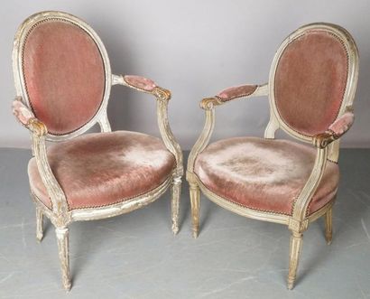 DEUX FAUTEUILS CABRIOLETS à dossier médaillon...