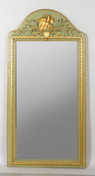 MIROIR À FRONTON en bois laqué vert et doré...