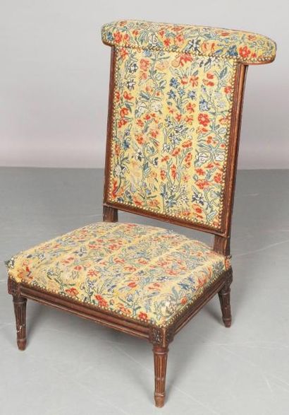 CHAISE VOYELLE en hêtre mouluré et sculpté...