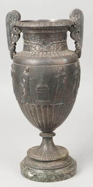 D'APRES l'ANTIQUE. VASE SUR PIÉDOUCHE en...