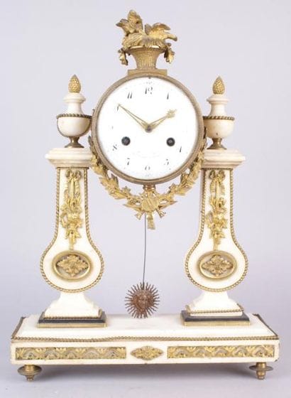 PENDULE PORTIQUE en marbre blanc et bronze...