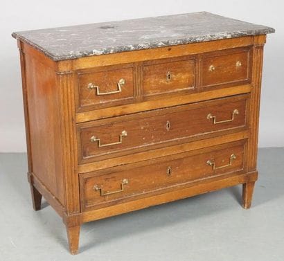COMMODE RECTANGULAIRE en noyer mouluré d'époque...
