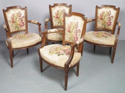 SUITE DE QUATRE FAUTEUILS CABRIOLET à dossier...