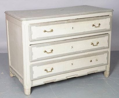 COMMODE de style Louis XVI à trois tiroirs...