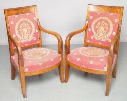 PAIRE DE FAUTEUILS à dossier plat légèrement...