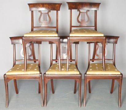 SUITE DE CINQ CHAISES à dossier incurvé ajouré...