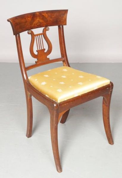SUITE DE CINQ CHAISES à dossier incurvé ajouré...