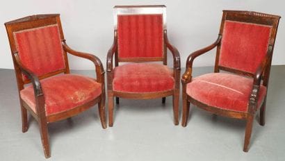 TROIS FAUTEUILS à dossier plat en acajou...