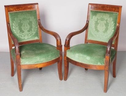 PAIRE DE FAUTEUILS en acajou sculpté et placage...
