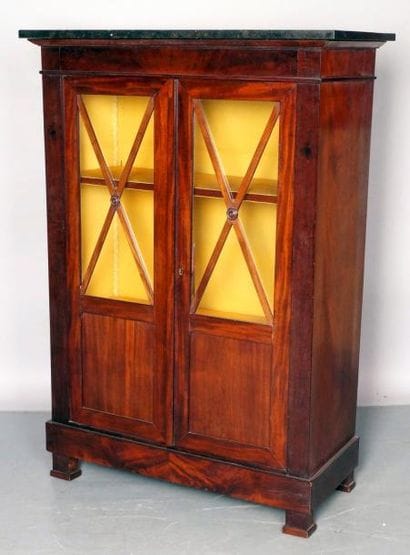VITRINE en acajou et placage d'acajou d'époque...