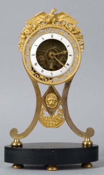 PENDULE SQUELETTE en bronze doré et marbre...