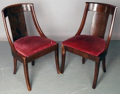 PAIRE DE CHAISES GONDOLE à galette en acajou...