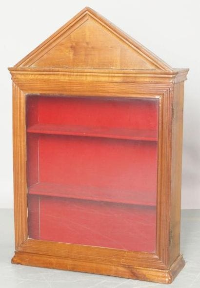 PETITE VITRINE d'applique en noyer mouluré...