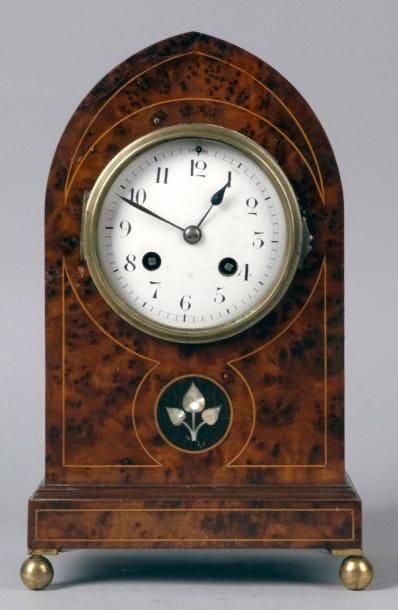 PENDULE BORNE d'époque XIXe siècle, en placage...