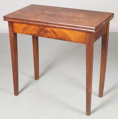TABLE À JEUX en acajou et placage d'acajou...