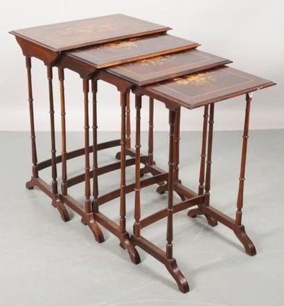 SUITE DE QUATRE TABLES GIGOGNE en placage...