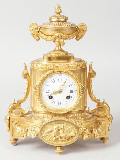 PENDULE BORNE en bronze doré de style Louis...