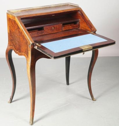 PETIT BUREAU DE PENTE de style Louis XV d'époque...