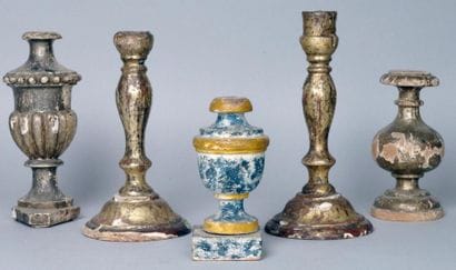 PAIRE DE FLAMBEAUX en bois doré d'époque...