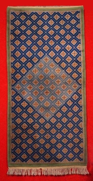 TAPIS TIBETIN (Vers 1960) à semis de croisillons...