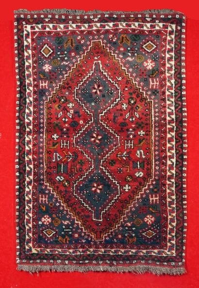 TAPIS CHIRAZ (Iran, vers 1975) à champ rouge...