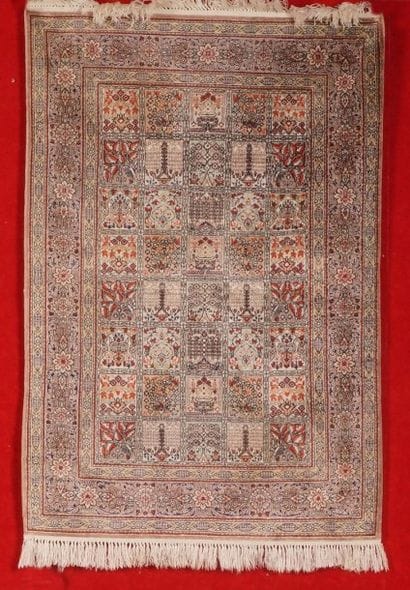 FIN TAPIS SINO-HEREKE en soie à décor de...