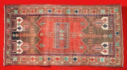 TAPIS YORAVAN (Iran, vers 1975) fond brique...