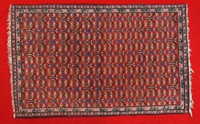TAPIS TUNISIEN vers 1970 à fond brique et...