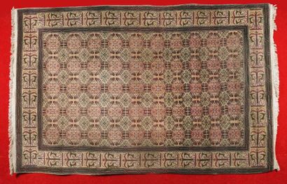 GRAND TAPIS ROUMAIN (Vers 1975) à fond beige...