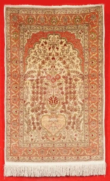 FIN TAPIS HEREKE en soie, signé (Turquie,...
