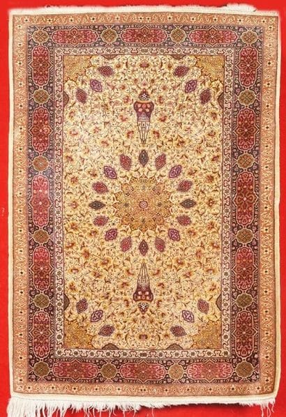 FIN TAPIS PENDJAB en soie (Inde, vers 1970)...