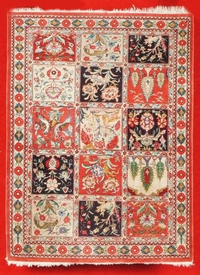 FIN TAPIS GHOUM en soie (Iran, vers 1980)...