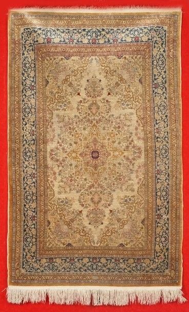 TRES FIN TAPIS HEREKE en soie (Turquie, vers...
