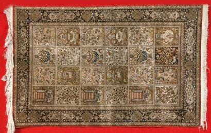 FIN TAPIS GHOUM en soie (Iran, vers 1970)...