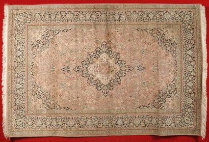 IMPORTANT ET FIN TAPIS CACHEMIRE en soie...