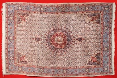 GRAND TAPIS MOUD (Iran,vers 1980) à décor...