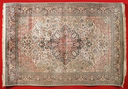 GRAND TAPIS CACHEMIRE en soie ( XX siècle)...