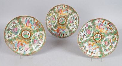 CHINE, Canton, XIXème
SUITE DE TROIS ASSIETTES...